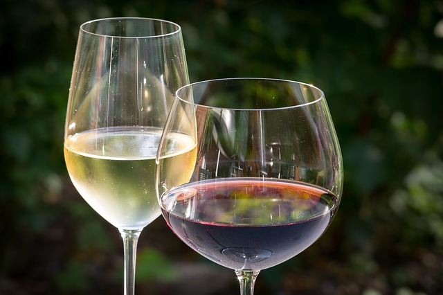 sklenice na bílé a červené víno