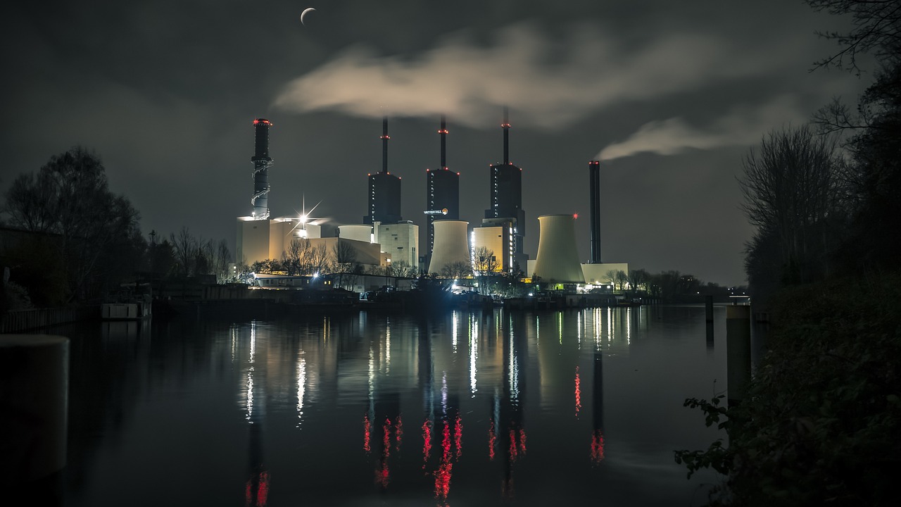 Všude jsou zmínky o elektrárnách. 